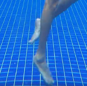 打腿 “踩水 “游泳